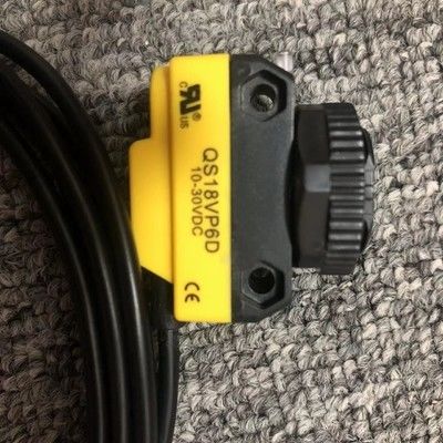 سنسور فوتو الکتریکی پراکنده QS18VP6D با دامنه حسگر 450 میلی متر IP67 NEMA 6 خروجی PNP نامگذاری شده و مکمل