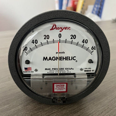 Dwyer Series 2000 Magnehelic Differential Pressure Gauge با دقت ±2٪ FS و حرکت مغناطیسی بدون اصطکاک برای برنامه های کاربردی 20-140 ° F