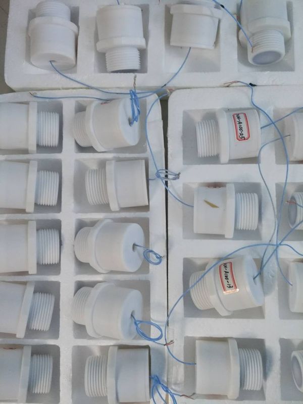 سنسور سطح فوق صوتی درجه غذایی PTFE با مقاومت شیمیایی و محافظت IP67 برای اندازه گیری سطح مایعات