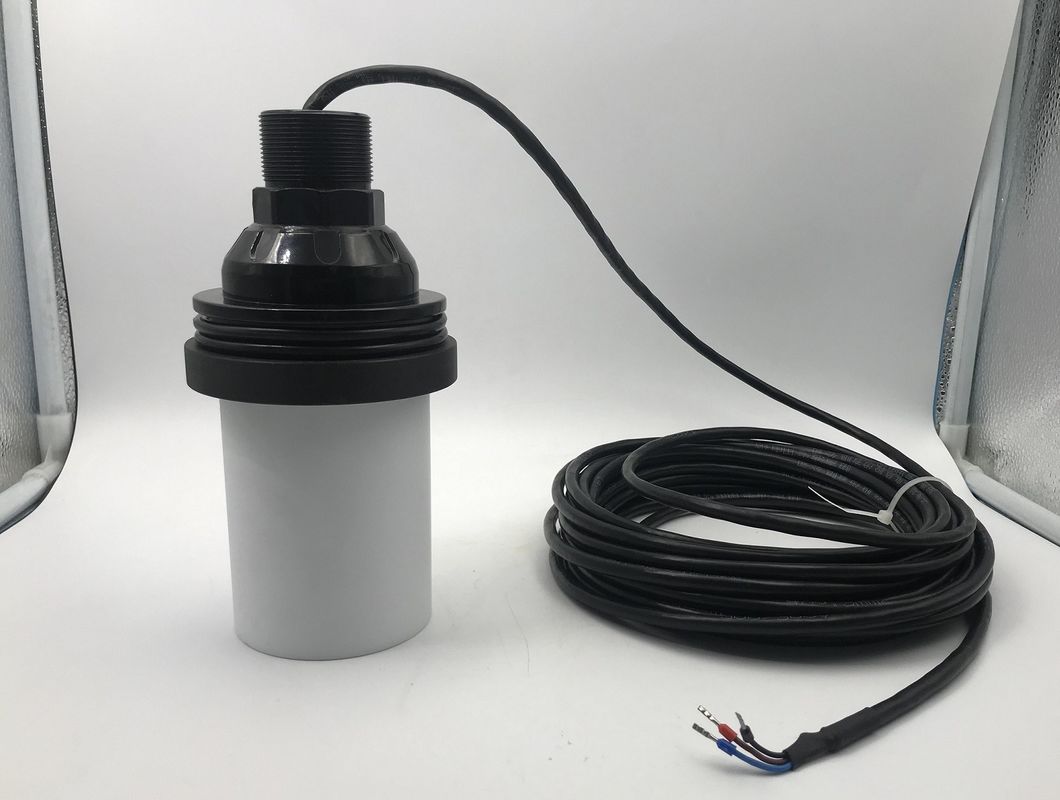 سنسور فوق صوتی ضد آب IP68 با مواد خانه PTFE و محدوده 0.5 - 12m برای اندازه گیری سطح