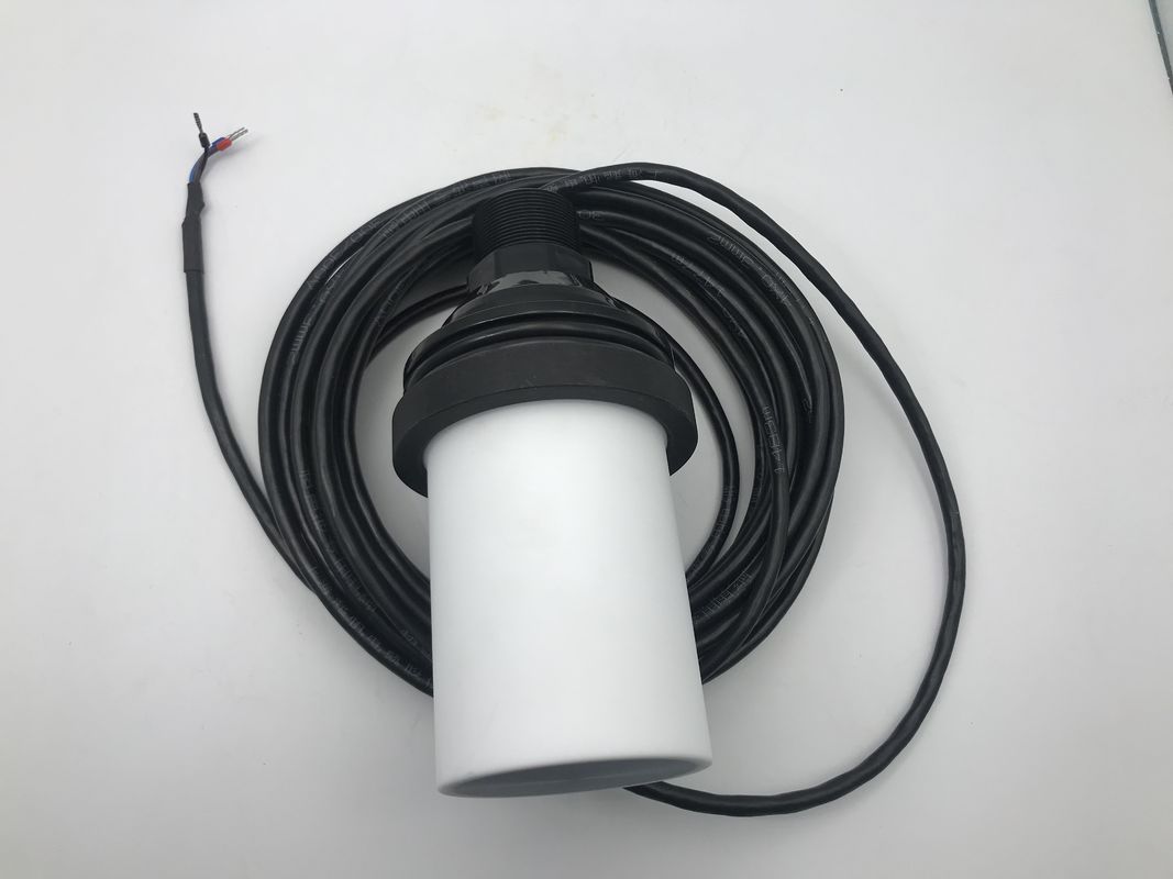 سنسور فوق صوتی ضد آب IP68 با مواد خانه PTFE و محدوده 0.5 - 12m برای اندازه گیری سطح